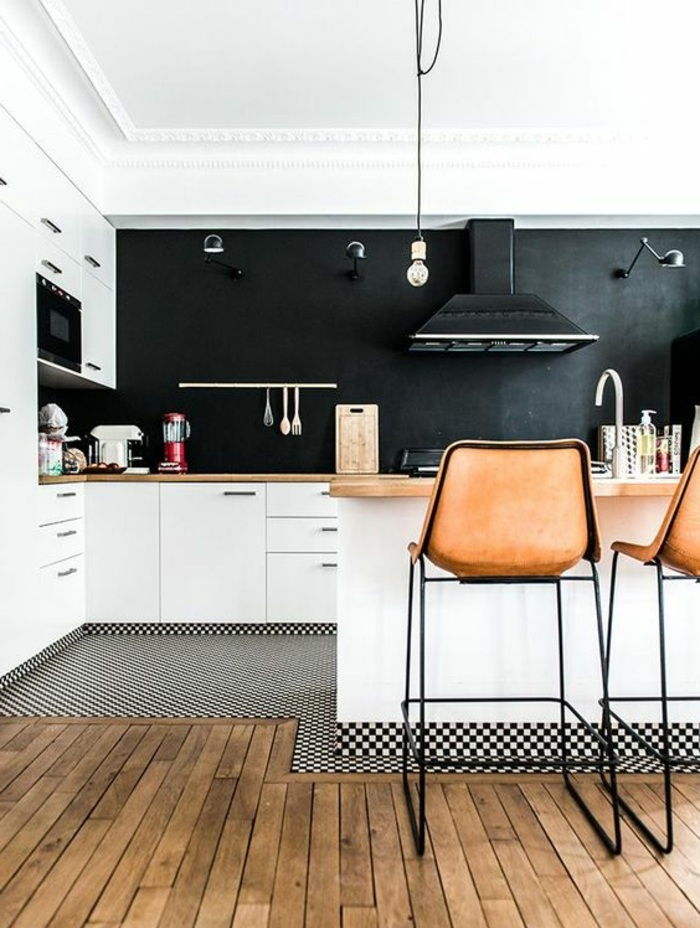 kuchnia z białymi szafkami i czarną tablicą jako tylna ściana kuchni