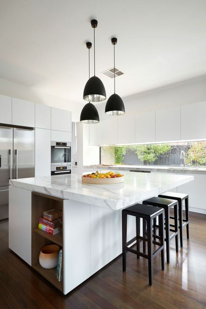 piękny design kuchni z białymi szafkami i czarnymi krzesłami i lampami