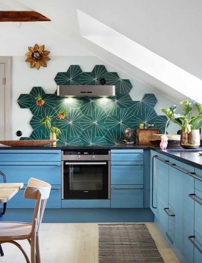 ciekawy design kuchni z kreatywną niebieską kuchnią tylnej ściany