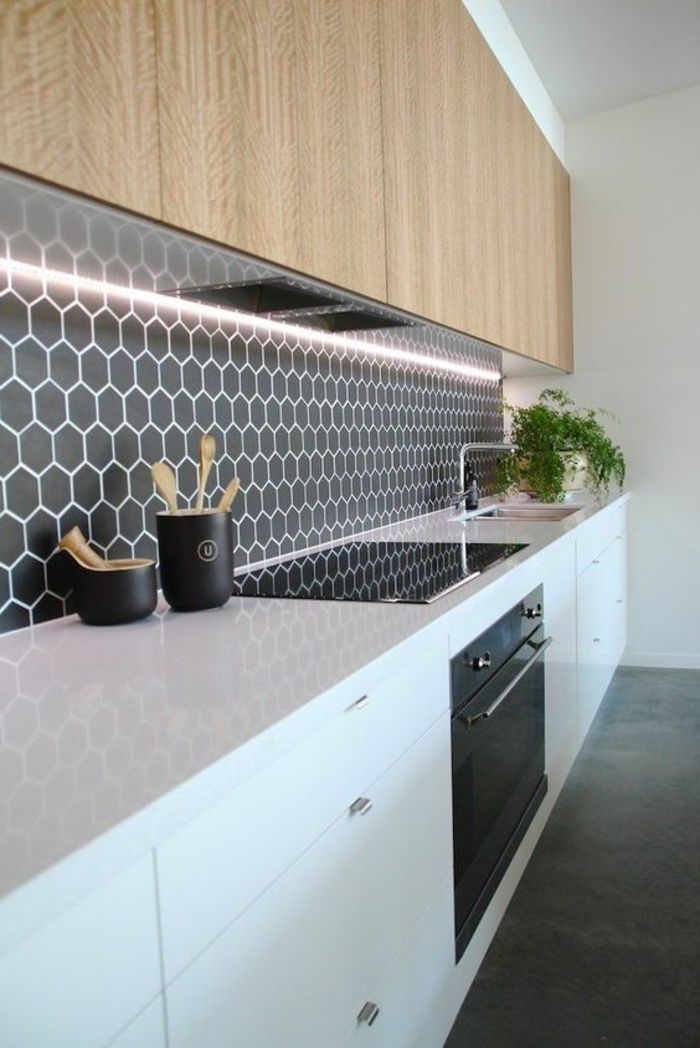 czarna tylna ściana kuchni z białymi elementami i oświetleniem
