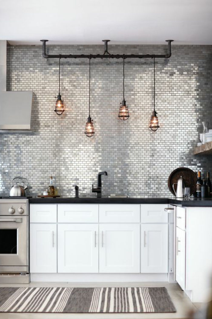 kreatywny projekt kuchni z tylną ścianą kuchni wykonaną z małych lusterek