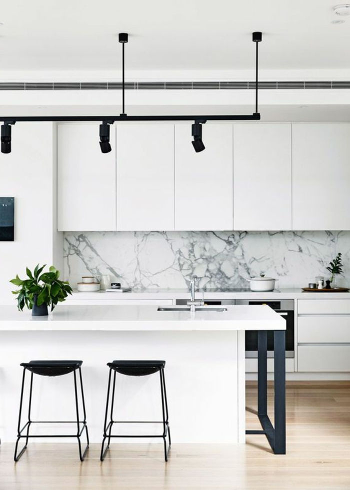 stylowy design kuchni w kolorze białym z marmurowym tyłem kuchni