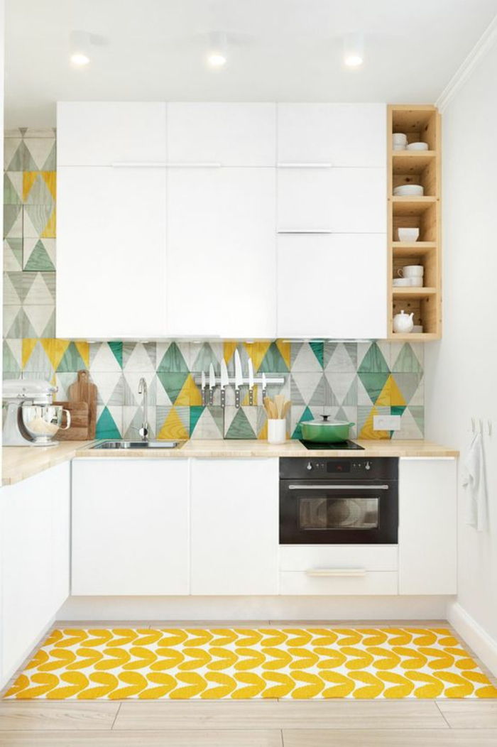 kreativno zasnovo kuhinje s kuhinjsko steno z barvnimi geometrijskimi figurami