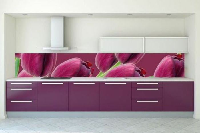 elegantna kuhinja zadnja stena z velikimi vijoličnimi cvetovi kot naglas