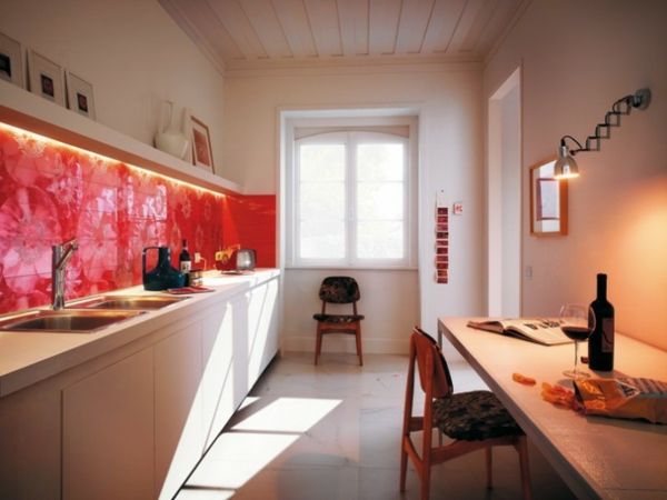 design de bucătărie cu oglindă roșie de bucătărie ca un accent în bucătărie