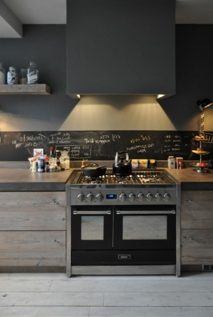 kreativno zasnovo kuhinje s črno tablo kot zadnjo steno