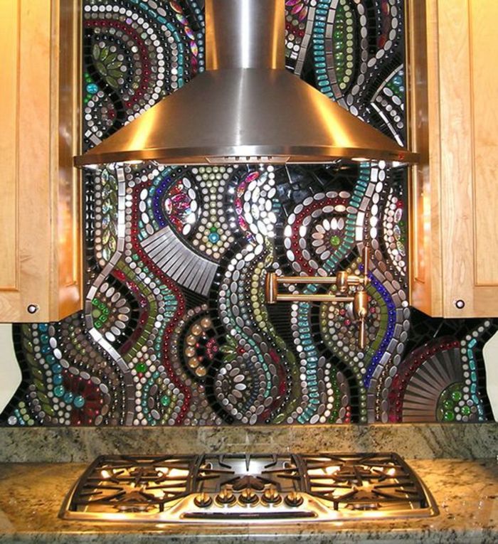 zanimiva in ustvarjalna kuhinjska stena z majhnimi barvitimi kamni