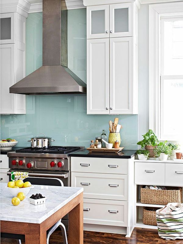 Masă de bucătărie în dulapuri de bucătărie albastră și albă strălucitoare