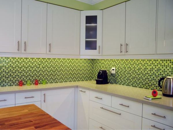 majhna kuhinja z belo zasnovo in geometrijske slike bele omare