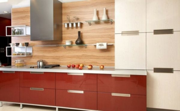 perete din spate din bucătărie din lemn și dulapuri roșii