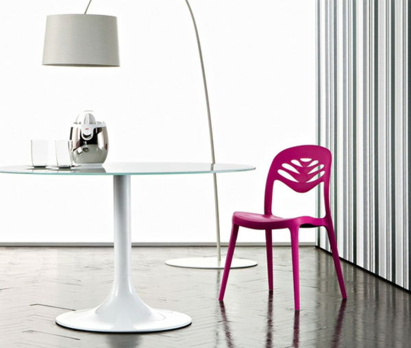 kuchynské stoličky v ružovom-chladnom modeli - vedľa bieleho stola a lampy
