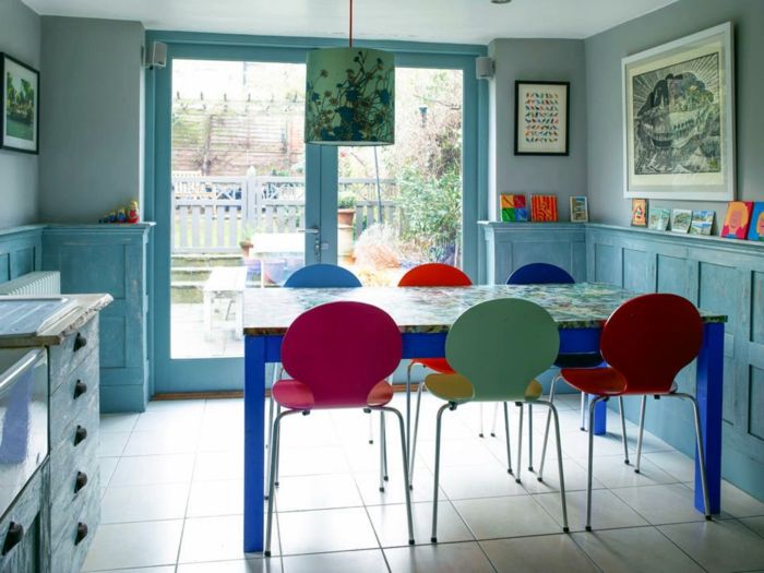Kjøkkenbordet-og-stoler-fargerike-modeller-liten-kjøkken