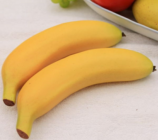 två artificiell banan Obstdeko