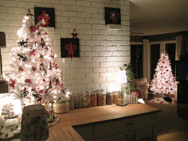 Yapay Fir Ağaçları ve beyaz takı Noel dekorasyon