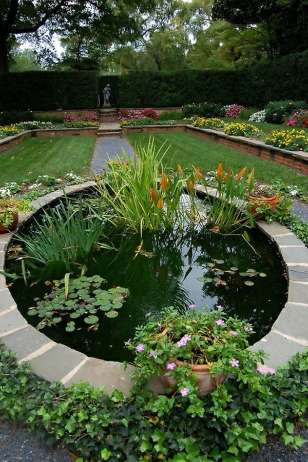 rock vrt z umetniškim ribnikom in številnimi rastlinami in drevesi