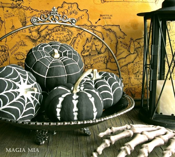 Dažai moliūgai juodi, vorinių audinių ir įrašų kaulai, kietos idėjos Halloween apdailai