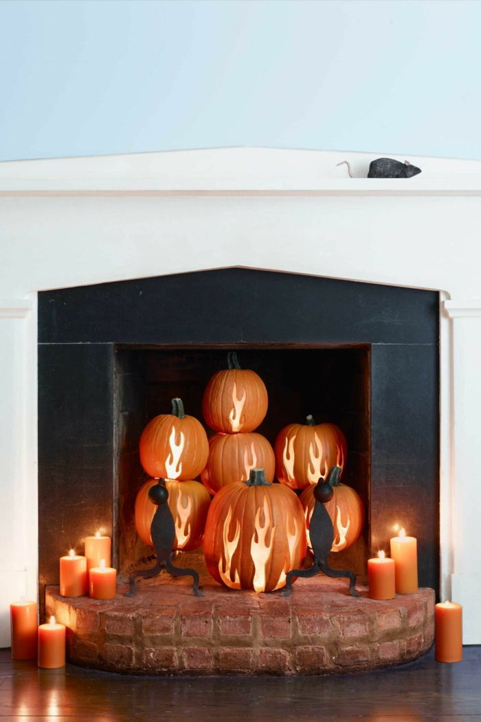 Carving pumpor, dekorera eldstad, liten svart mus, coola Halloween dekoration idéer