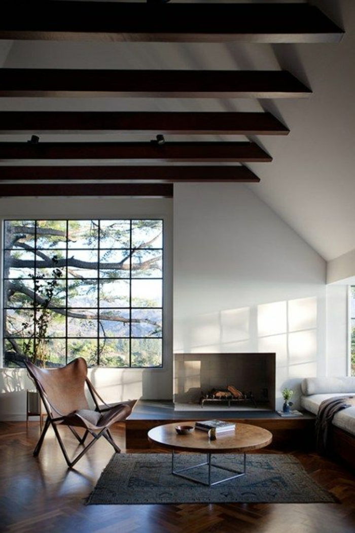 Haard bricked-parket-round-houten tafel-patroon tapijt-leeshoek-klappstuhl-brown-large-window