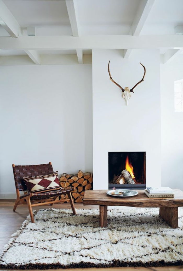 Haard dichtgemetselde hoogpolig tapijt-wit-patroon tapijt-table-massief hout-houten stoel bruin lederen patroon Kisse