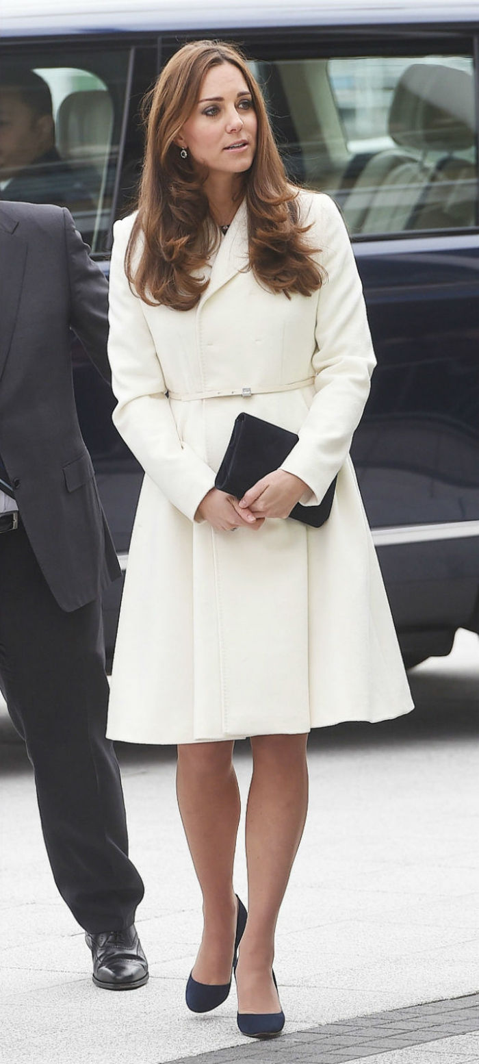 kate-Middleton bel plašč in eleganten model črne čevlje Sklopka