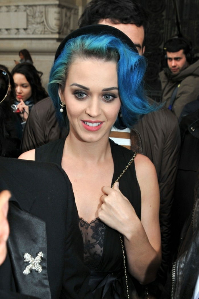Cabelo azul e olhos azuis, Pozellanteint, lábios cor de rosa, roupa preta, Katy Perry