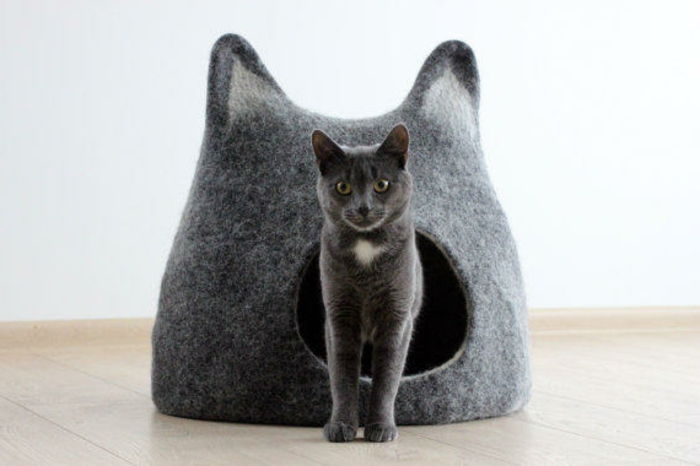 katt tilbehør -grå-katt-og-grå-seng-uk