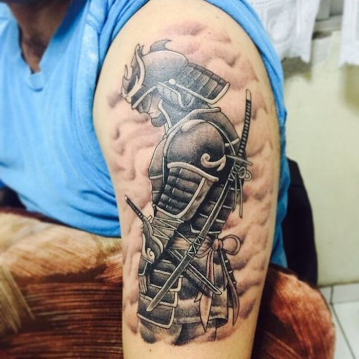 Guerreiro japonês, t-shirt azul, tatuagem de braço em preto e cinza