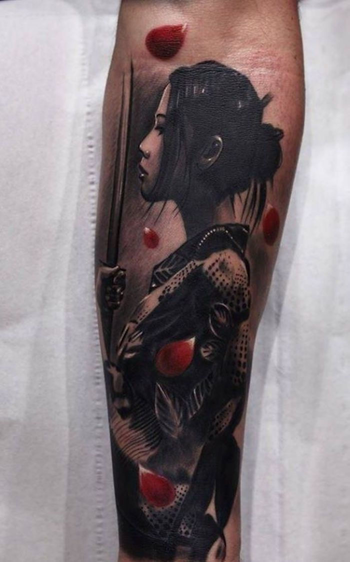 kovotojo tatuiruotė, japonų tatuiruotės motyvas, moteris su juodais plaukais
