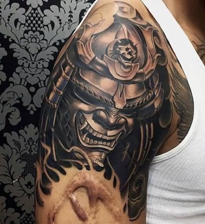 samurai mask, hjälm, skalle, stora tänder, övre arm tatuering
