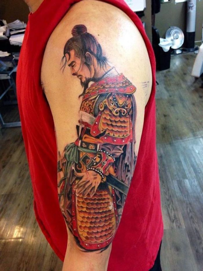guerreiro japonês, t-shirt vermelha, homem com cabelo preto, tatuagem japonesa