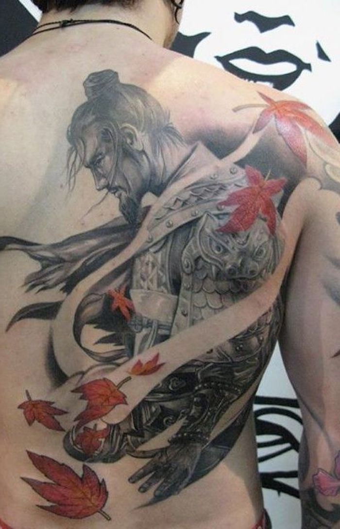 Japonský bojovník, chrbát, späť tetovanie, červené listy stromov, muž s dlhými vlasmi