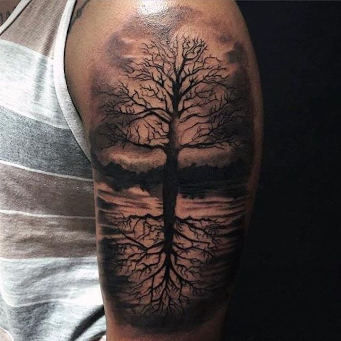 Tree of Life Tattoo pe brațul de sus al pomului vieții se reflectă în apă