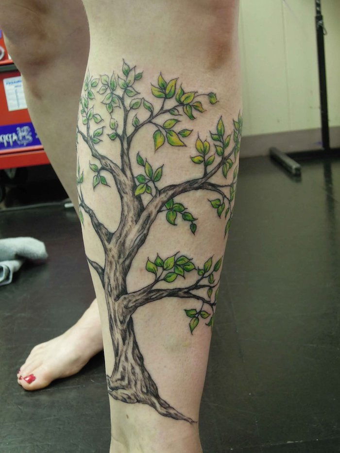 Arbore de tatuaj de viata cu frunze verzi verzi, multe tatuaje ramase pe picior