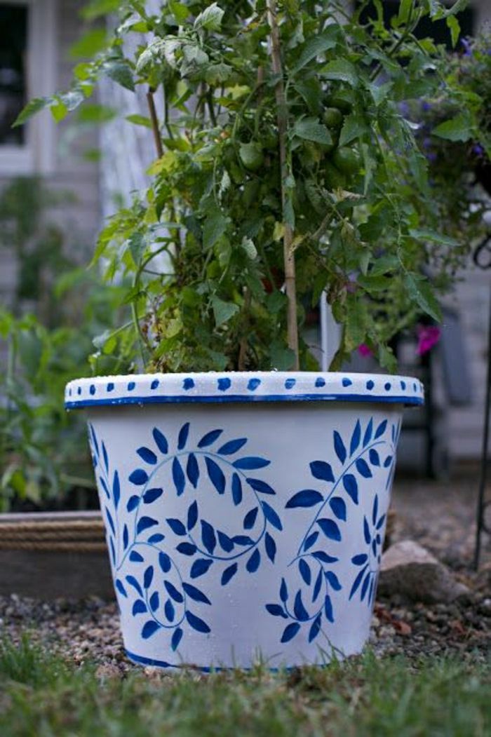 keramični cvetlični lonec na osnovi bele-modre risbe zapusti Garden Court