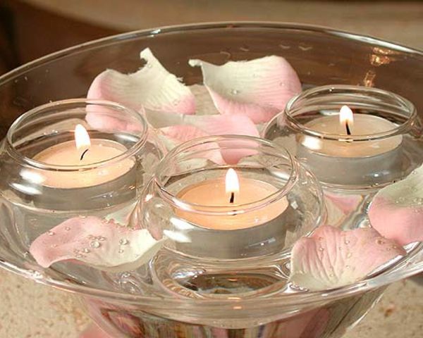 žvakės-in-water-stalo apdaila-švelni lapai gėlių