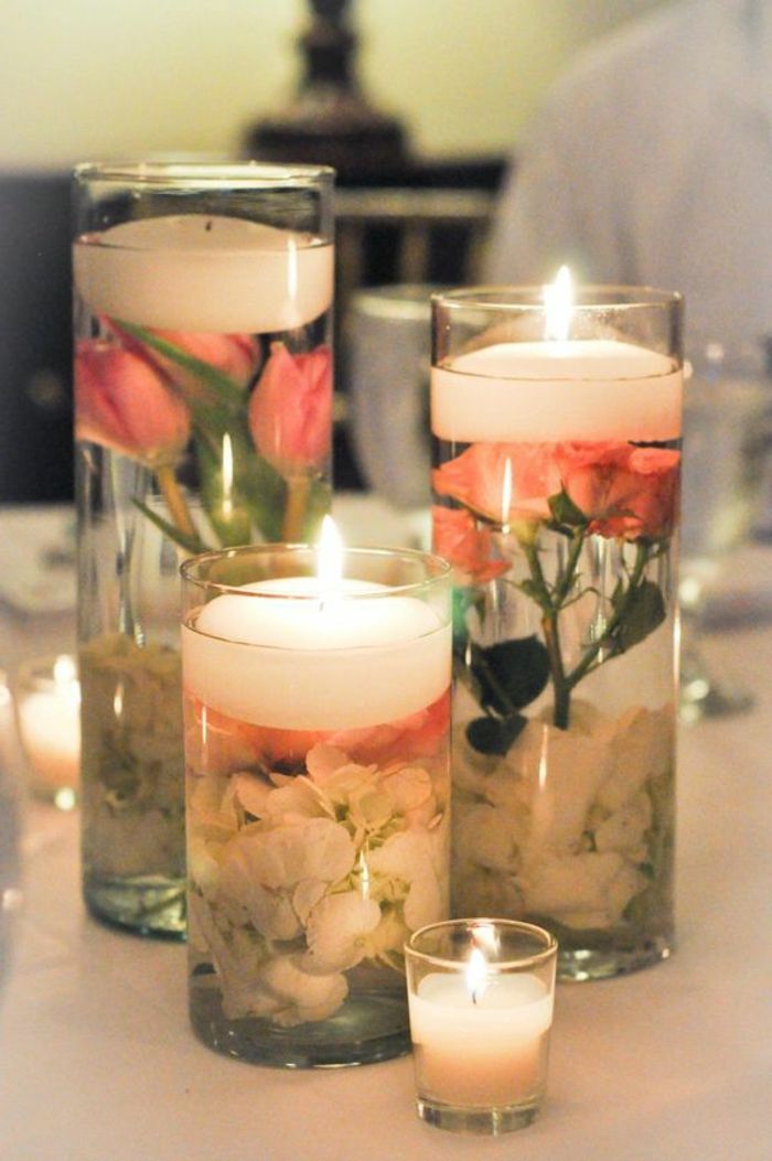 Di želė žvakės su gėlėmis, rožėmis, gražus stalo dekoravimas