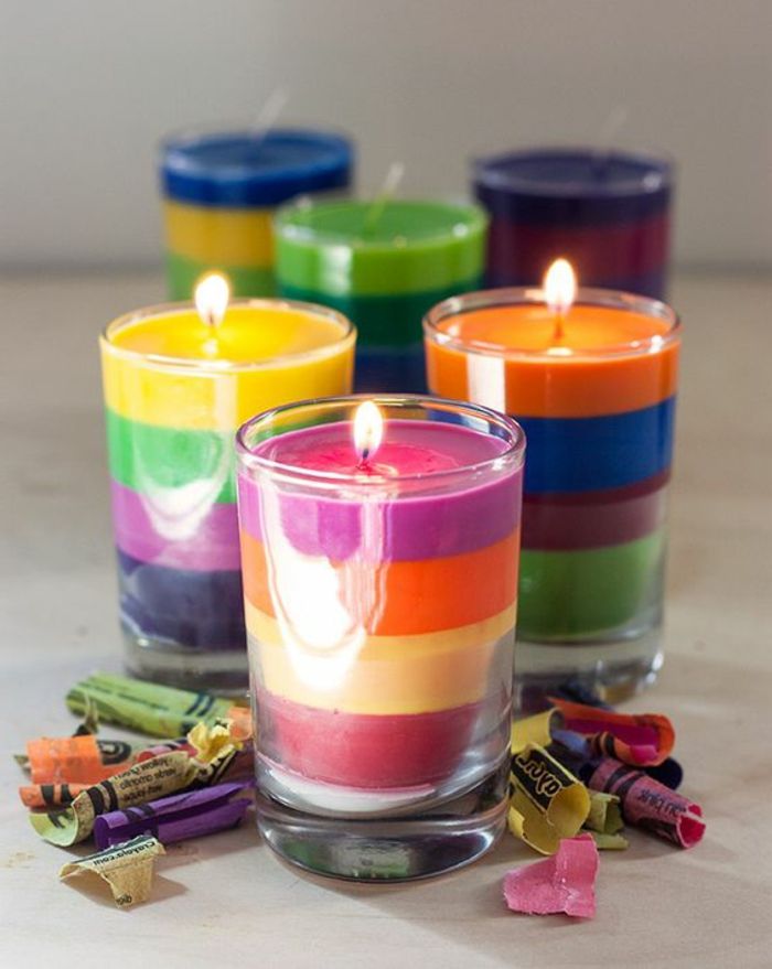 spalvoti diy žvakės, pagamintos iš žvakių ir pastelinių pieštukų likučių
