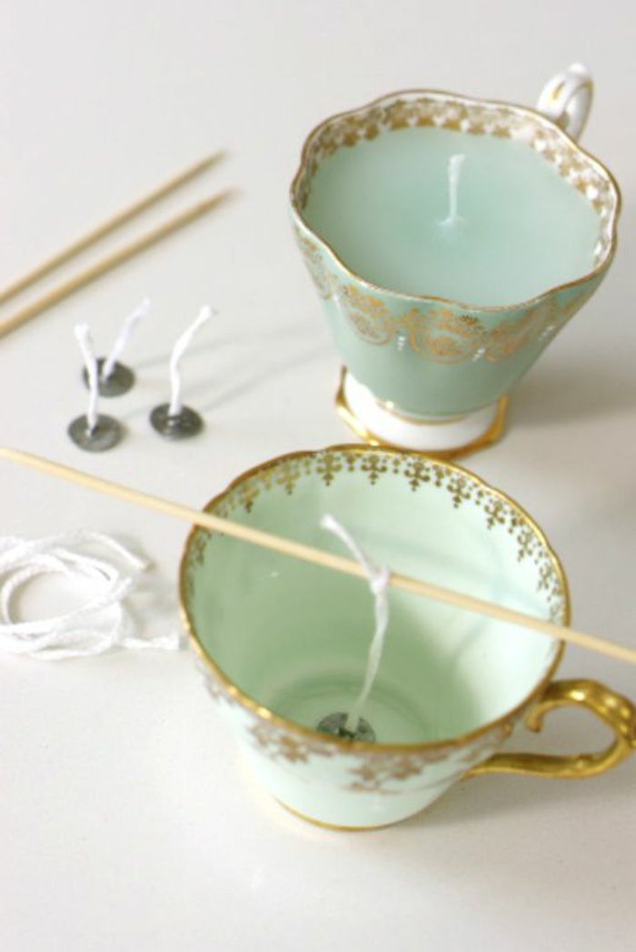Žvakių laikiklyje naudokite žalios arbatos puodelius su auksiniais elementais