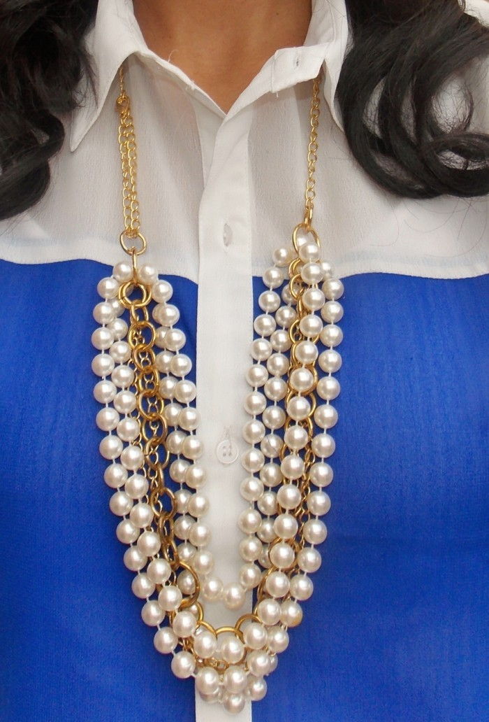 chain-zelf-do-met-gouden-keten-on-blue-blouse