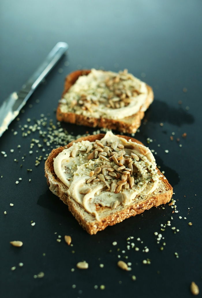Uneori cele mai simple rețete sunt cele mai delicioase hummus murdare pe semințele de pâine
