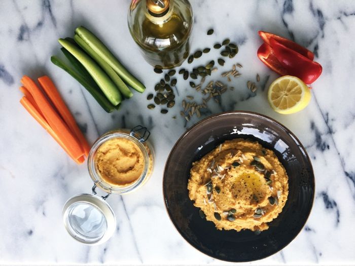 hummus tezept design ide vakkert bord med gulrøtter agurker sitron paprika olje vann salt