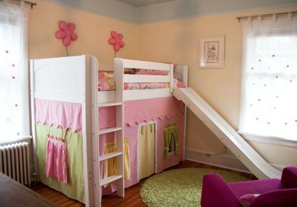 rožinė spalva darželiui su aukšta lova su valytuvu