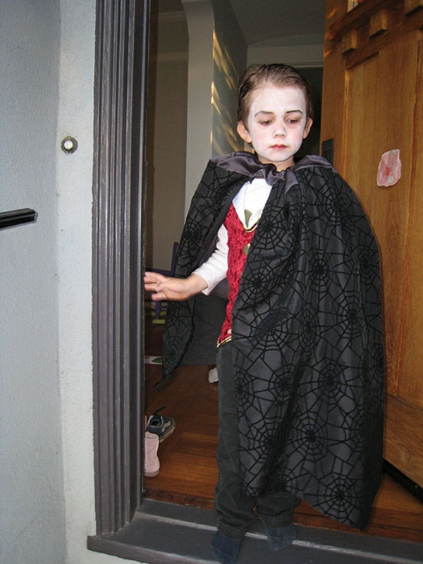 Vaikų vampyro makiažo ir drabužių mažas berniukas išeina iš namų