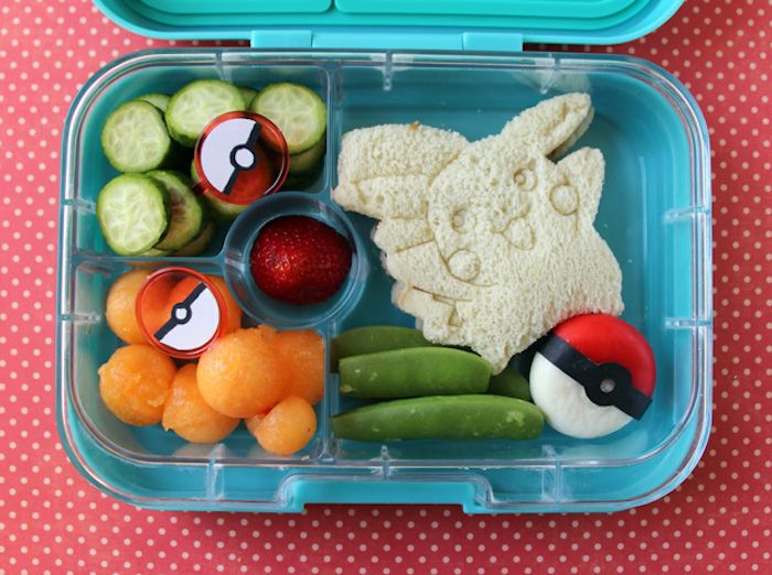 Pokemon lunchmeny för Pokemon-fans, Pikachu-smörgås med vitt bröd, morotpärlor och bönor, kokta i saltvatten, gurka, skivad