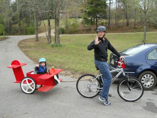 biciclete pentru copii trailer-ca-un-roșu-aeronave-uite