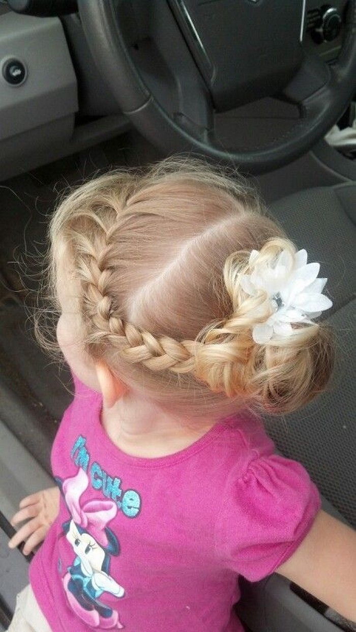 crianças-penteados-a-little-anjo com-a-flor no cabelo
