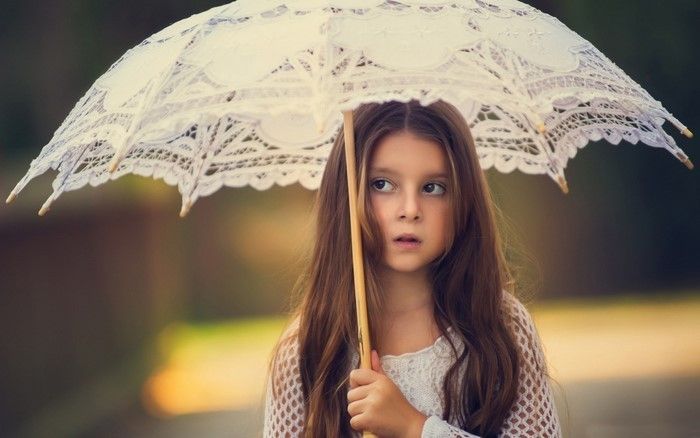 -penteados criança-a-little-girl-with-a-guarda-chuva