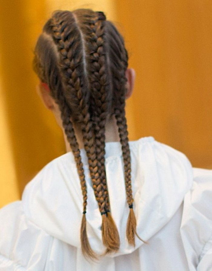 crianças-penteados-longas tranças e camiseta branca