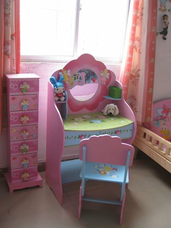 spogliatoio per bambini tavolo-interessante-rosy-model-con-un-piccolo-specchio
