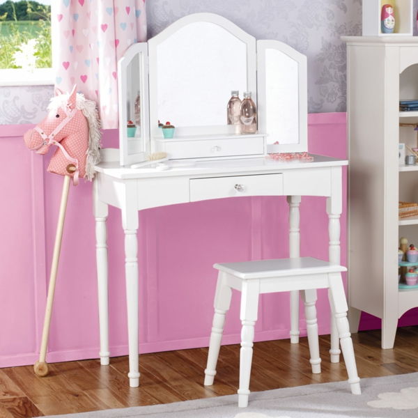 otroška mizica-belo-kul model-by-a-rožnato-steno